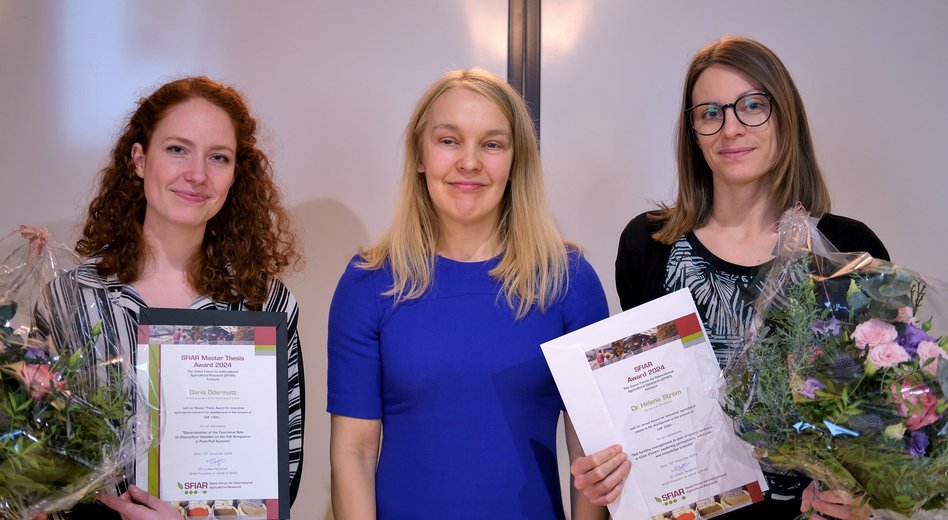 left to right: Daria Odermatt (SFIAR Master Thesis Award Winner), Dr Lindsey Norgrove (SFIAR Presdient), Dr Helena Ström (SFIAR PhD Award Winner) left to right: Daria Odermatt (SFIAR Master Thesis Award Winner), Dr Lindsey Norgrove (SFIAR Presdient), Dr Helena Ström (SFIAR PhD Award Winner)